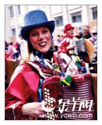 指狂欢节期间装疯卖傻的民众)们说了算